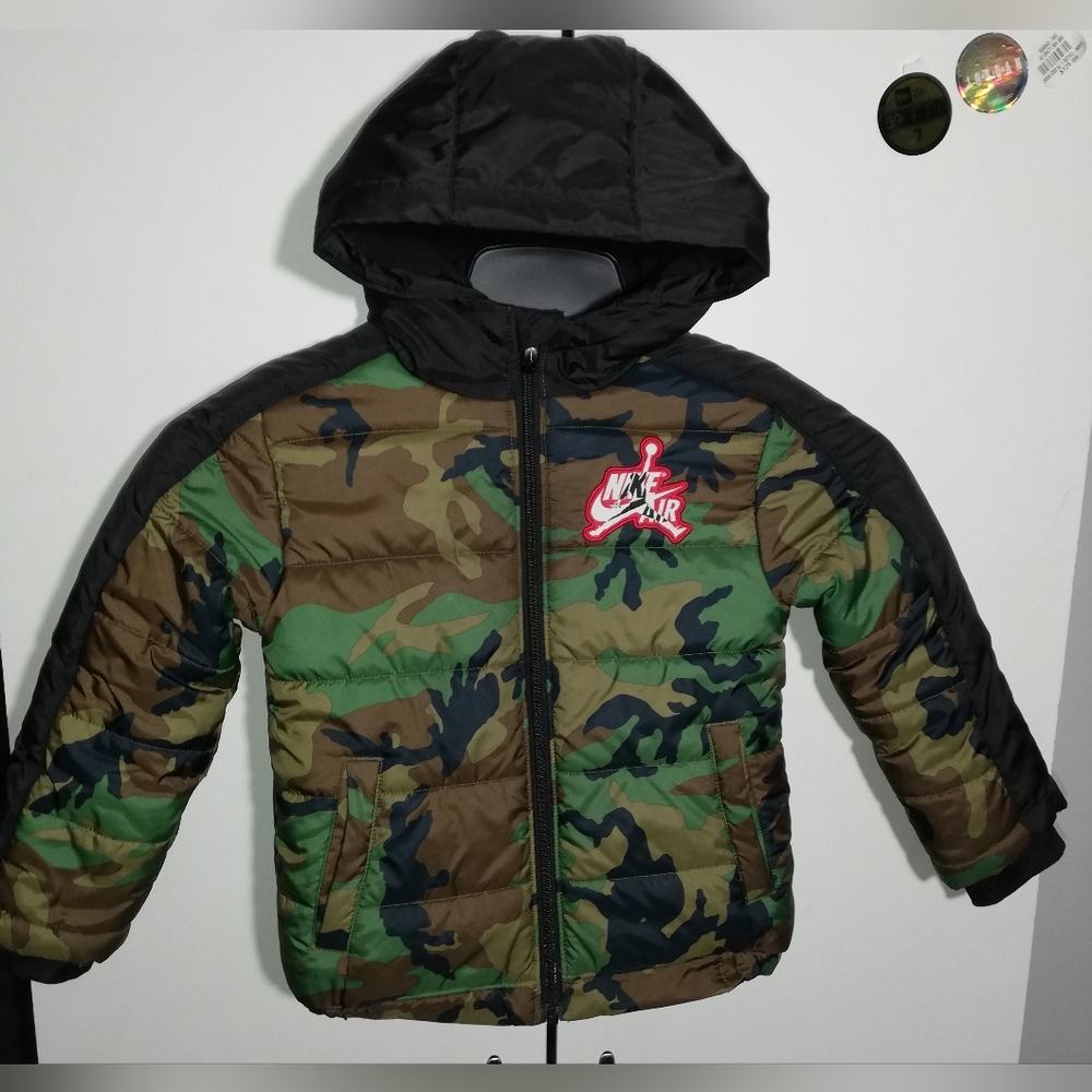 AIR JORDAN JUMPMAN 23  PUFFER JACKET SIZE SMALL FOR KIDS 4_5 AGES NEW WORE TWICE